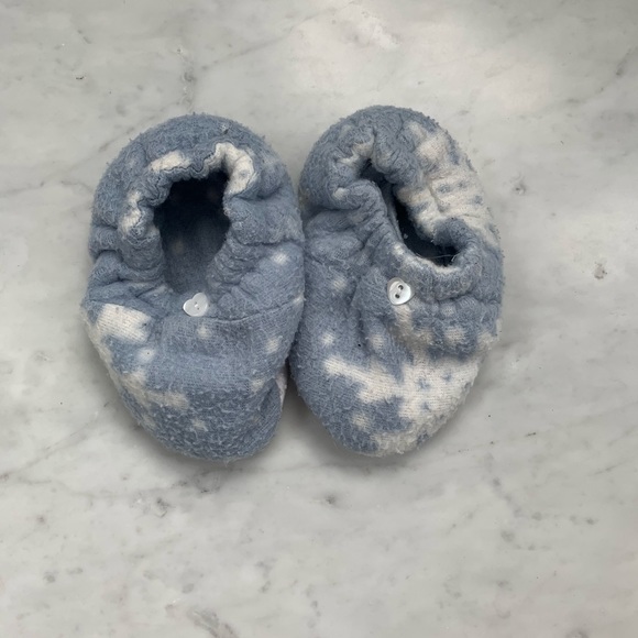 Fleece toddler slippers EUC - Picture 1 of 2